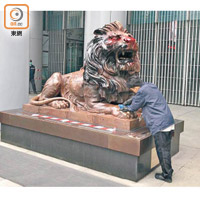 職員昨忙於清理中環滙豐總行外被淋紅油獅子銅像。