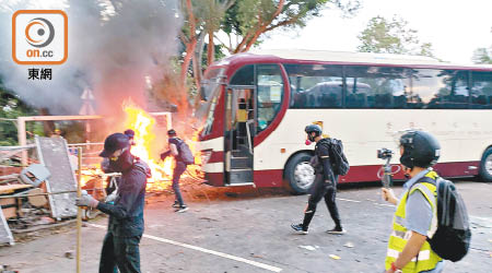 示威者曾用中大校巴堵路，企圖火燒校巴。
