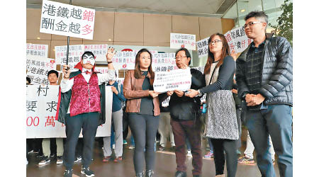 杏花邨居民要求港鐵承擔防風措施失當的責任。（受訪者提供）