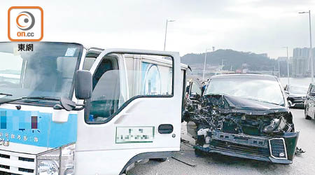 七人私家車撞向貨車後，車頭損毀嚴重。
