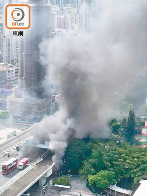 案發時濃煙席捲半空，西九龍走廊交通受影響。