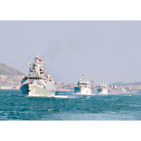 海軍艦艇在海中航行。