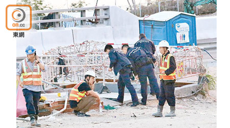 警員到場調查及視察沙井情況。（文健雄攝）