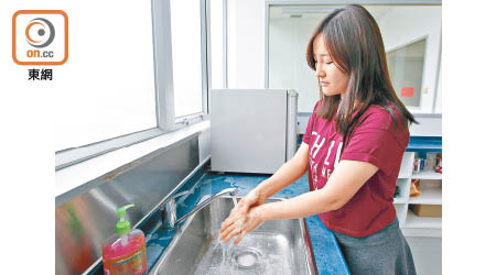 要避免食物交叉污染，謹記處理食物時要常洗手。