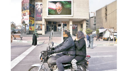 伊朗人民甚關注蘇萊曼尼的逝世。（美聯社圖片）