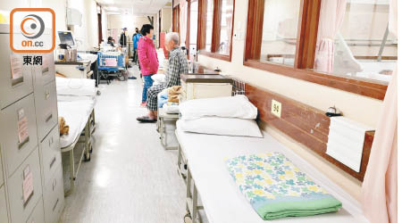 公立醫院在走廊加設病床，以應付需求。