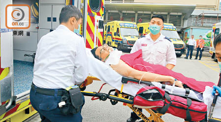 遇襲事主送院治理。（林耀康攝）