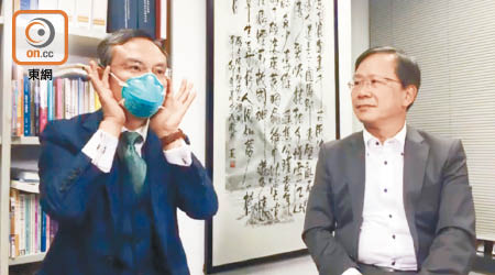 郭家麒（右）搵咗陳沛然（左）教市民戴N95嘅正確方法。