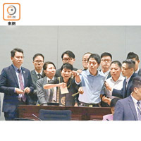 立法會泛民議員不斷拉布要求政府回應訴求，被狠批政治壓倒民生。