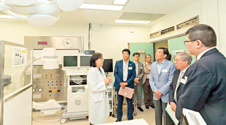 范鴻齡（右三）指花了兩個多月時間走訪所有醫院和醫療機構。
