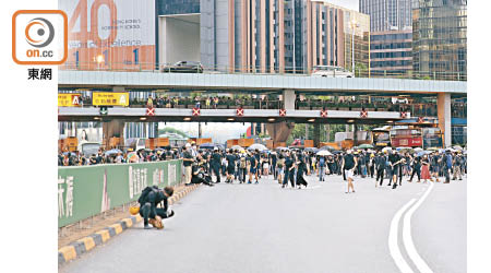 示威者多次堵塞本港主要交通樞紐，運輸業界首當其衝。