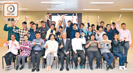 羅智光（前排左五）向參與政府實習計劃的展亮學生頒發證書。