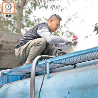 消防調查人員登上油車檢查。（文健雄攝）