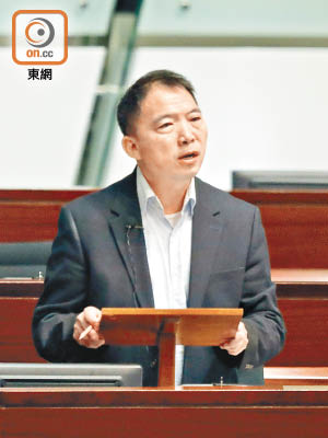 胡志偉（左）批評羅致光做法令人質疑係別有用心，而鍾國斌（右）則認為政府純粹係「博一博」。