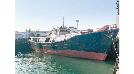 涉事的漁船現時遭海關扣查。