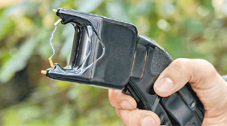 警隊研究引入電槍供前線警員使用。