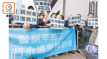 大批市民守候歡迎鄧炳強出席中西區區議會會議。