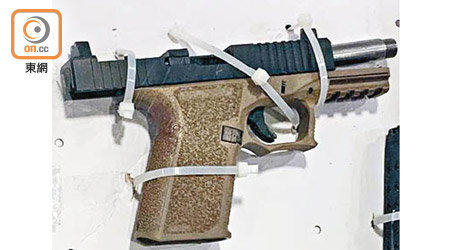 警方在疑犯沙田公屋單位檢獲的P80手槍。（黃劍能攝）