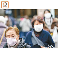 日本<br>日本民眾佩戴口罩，防範武漢肺炎。（美聯社圖片）