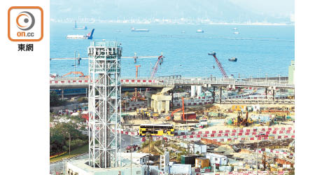 本港機場三跑填海工程正積極進行中。