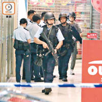 去年底在銅鑼灣曾發生搶劫案，警員持槍戒備。