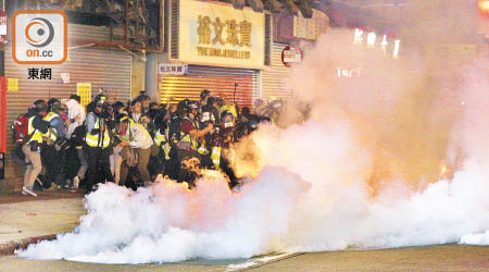 暴亂期間警方施放催淚彈頻仍，成分受關注。