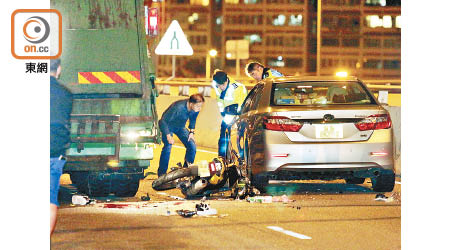 電單車猛撞垃圾車車尾釀一死一重傷。（梁穎福攝）