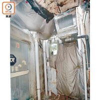 煙囱不時排出油煙及氣味，令天井的衞生環境變差。