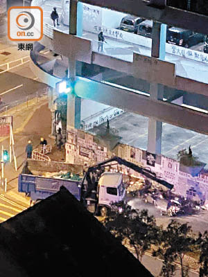 有夾斗車到尚德邨拆除陳彥霖及周梓樂的祭壇。