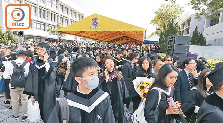 JIJIS數據顯示，去年全年的全職大學畢業職位按年減少百分之八點九。