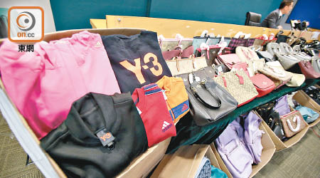 海關於行動中檢獲逾千件冒牌手袋、衣服及鞋，市值約一百一十萬元。（李華輝攝）