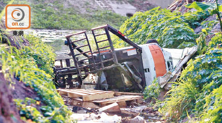 肇事電動剷車事後仍陷在污水渠中。（張開裕攝）