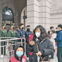 市民被迫離開漢口站。