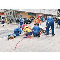 消防救護人員替被撞倒昏迷老婦急救。（讀者提供）