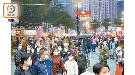 昨晚除夕夜到維園逛花市的人流不算擠迫。（羅錦鴻攝）