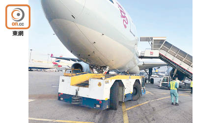 國泰港龍客機捱機場拖車撞。