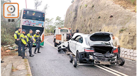 肇事私家車由拖車拖走扣驗。