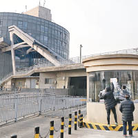 北京客運站職員張貼告示。（中新社圖片）