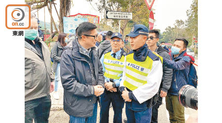 鄧炳強（左二）昨到林村慰問當值的警務人員。（葉子健攝）