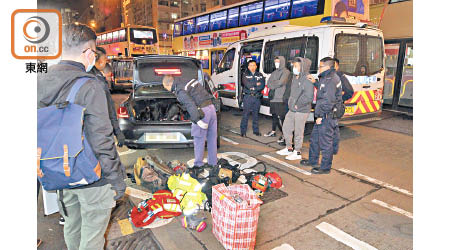 車尾箱檢獲反光背心及「豬嘴」等物品。（郭垂垂攝）