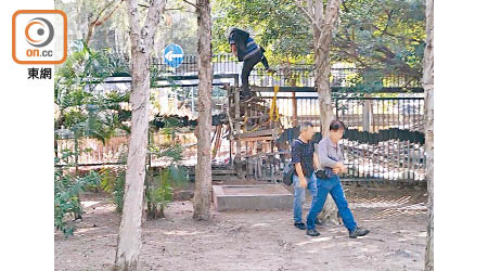 荔枝角公園：中午時分，短短二十分鐘內已有七人徒手攀過高欄。