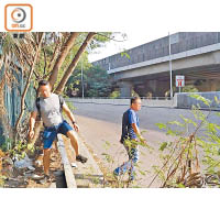 荔枝角公園：有人冒險跨過欄杆，再橫越迴旋處，以抵達貨櫃碼頭。