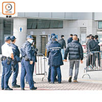警方封鎖深圳灣口岸管制站一個男廁。（趙瑞麟攝）