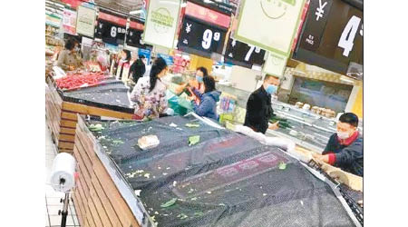 深圳：超市的食品類貨品幾被掃光。