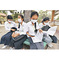 柬埔寨：柬埔寨學生戴口罩上課。（美聯社圖片）