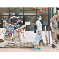 斯里蘭卡：市民戴上口罩出行。（美聯社圖片）