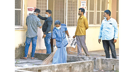 印度：清潔人員在醫院打掃。（美聯社圖片）