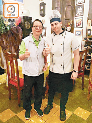 葉慶寧（左）同大廚一齊豎起拇指，梗係讚啲菜式好味喇。