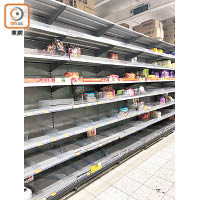 北區一間超級市場，即食麵幾近被搶光。（梁智姍攝）