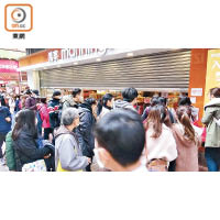 大批市民在旺角一商店外等候開閘搶購口罩。（曾志恒攝）